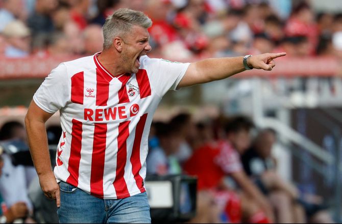 Bundesliga -Köln-træner var på sidelinjen i kamptrøje: Striber slanker