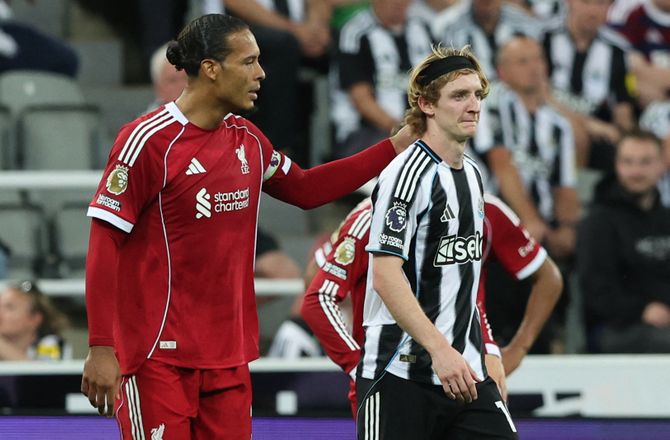 Premier League -Se her: Hensynsløs Gordon ser rødt efter VAR-tjek