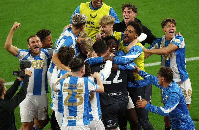 League One -Vild Huddersfield-sejr: Absurd udvisning og mål fra midten