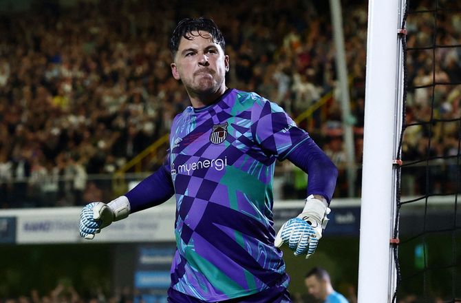 Carabao Cup -Kæk Grimsby-keeper er splittet: Jeg er United-fan