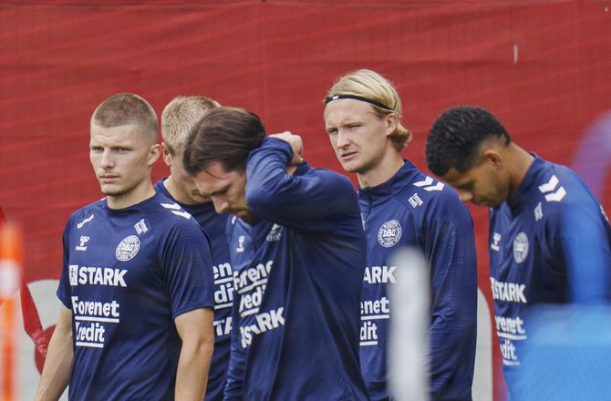 Æresdivisionen -Trods rygter: Ajax udtager Dolberg og Gaaei