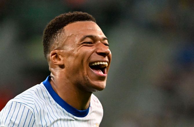 VM kval. UEFA -Island vandt stort mens Frankrig pligtsejrede