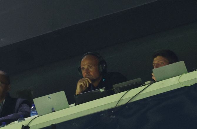 Champions League -Enrique ser 1. halvleg fra tribunen: Gør det ikke på udebane!