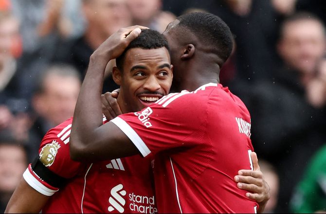 Premier League -Gravenberch slår rekord i Merseyside-derby