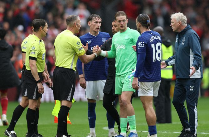 Premier League -Grealish rystet over gult kort: Aldrig set det før