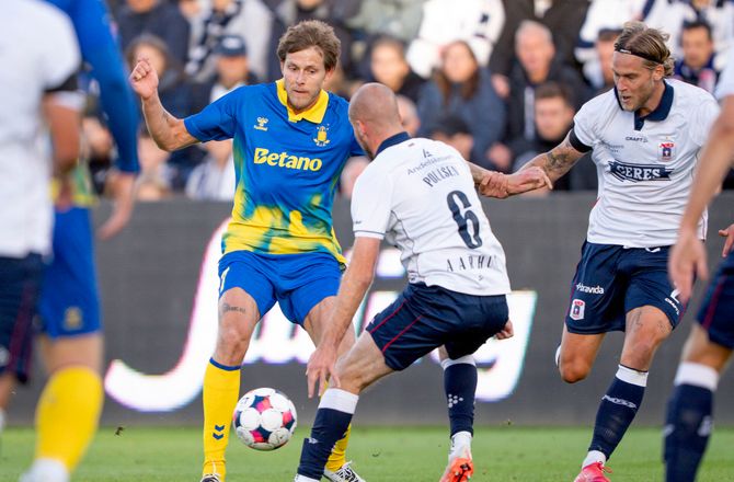 3F Superliga -Vallys er ikke nervøs for AGF-møde: Vi skal slutte deres stime