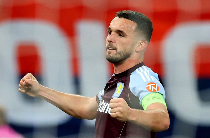 Premier League -Villa-anfører tilbage før topbrag på Old Trafford