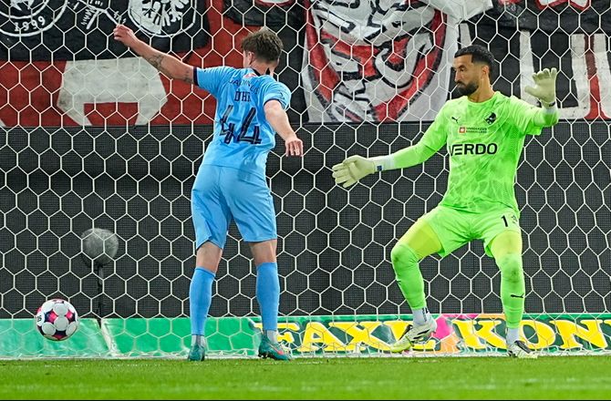 3F Superliga -FCM-fans sang om Dyhr: Ikke skidesjovt