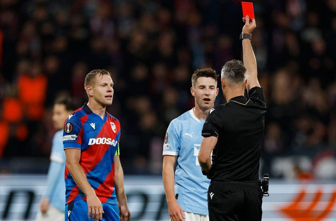 Europa League -Lasse Berg Johnsen fik rødt: Uerfarent og virkelig dumt