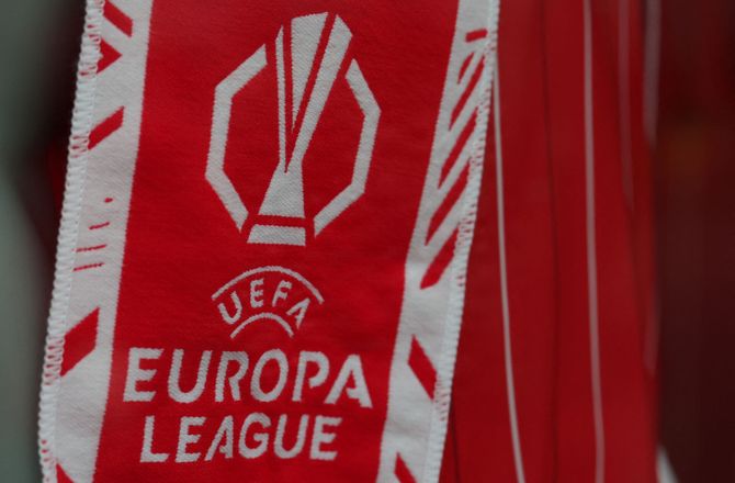 EL-kval -Flykaos udskød europæisk kamp: Dansk keeper nåede at møde ind