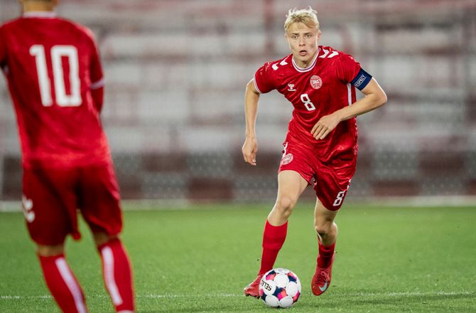 EM kval. U21  -Oscar Højlund i ny position: Dygtig på bolden