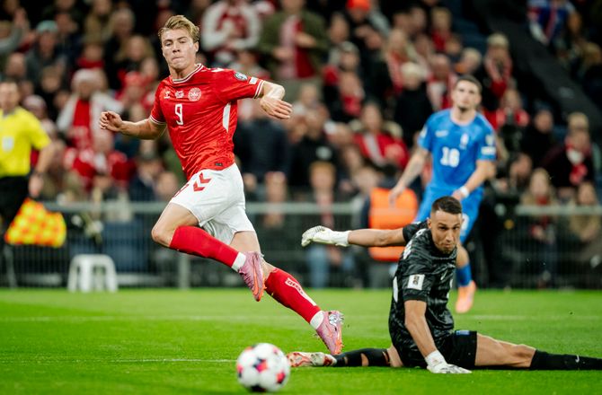 VM kval. UEFA -Højlund rider på en bølge: Ubekymret i øjeblikket