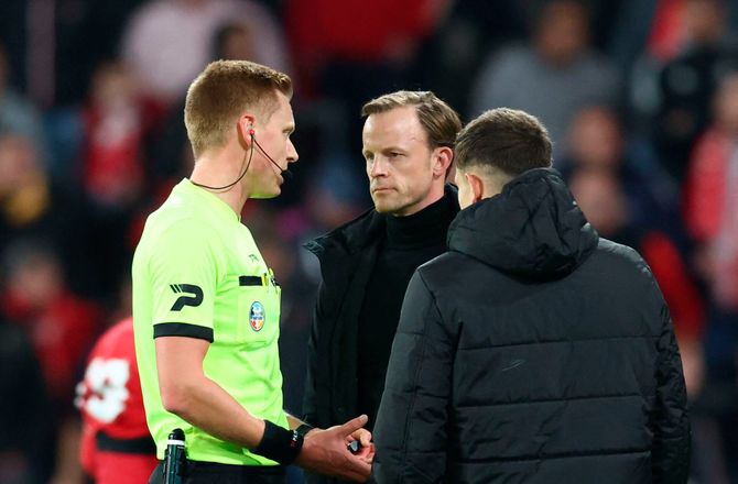 Jupiler Pro League -Belgisk kamp afblæst: Fan kastede ølkrus på dommer