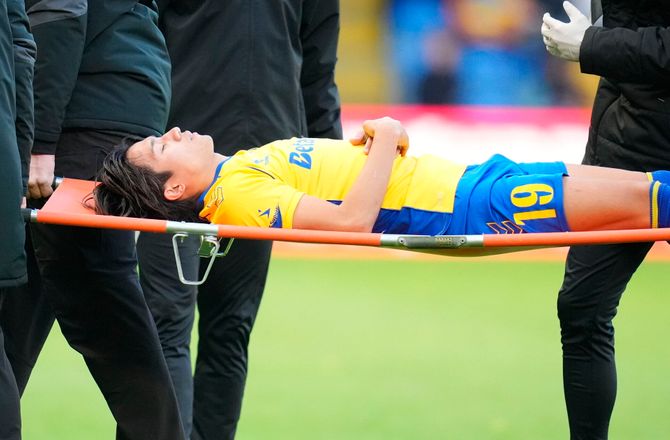 3F Superliga -Fukuda blev båret ud: Følte sig syg