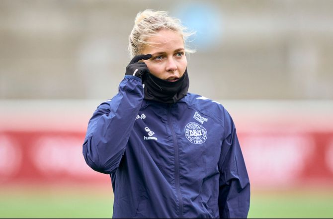 International -Tottenham forlænger med Olivia Holdt
