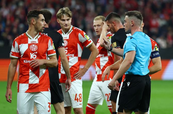 Bundesliga -Mainz-kriger skriver historie efter svinestreg