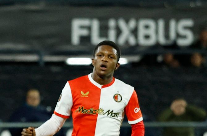 Æresdivisionen -Medie: Feyenoord afviser Forest-bud på back