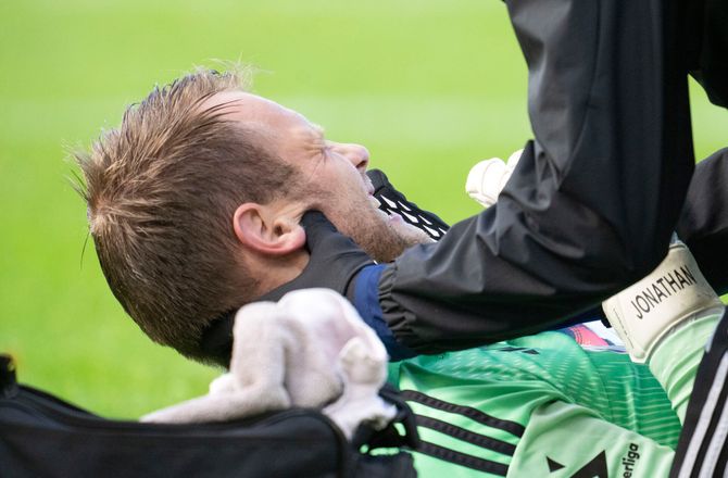 3F Superliga -Larsen fik hårdt slag af Velkov: Det er ikke helt fair