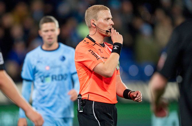 3F Superliga -Dommer forklarer manglende VAR-tjek: Hyseni faldt teatralsk