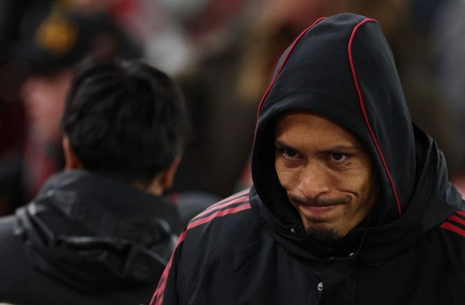 Premier League -Van Dijk revser kritikere: Vi prøver ikke at tabe