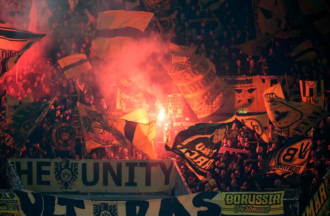 Bundesliga -Utilfredse Augsburg-fans: Hvor længe vil I vente?