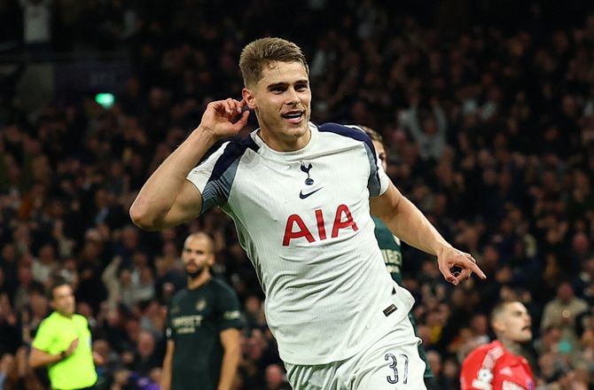 Premier League -Van de Ven meldes enig med Tottenham