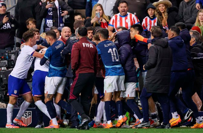 Venskabskampe -USA - Paraguay endte i kæmpe slåskamp
