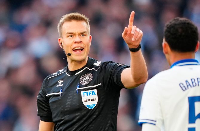 3F Superliga -Dommer forklarer FCK-straffe: Unaturligt bred