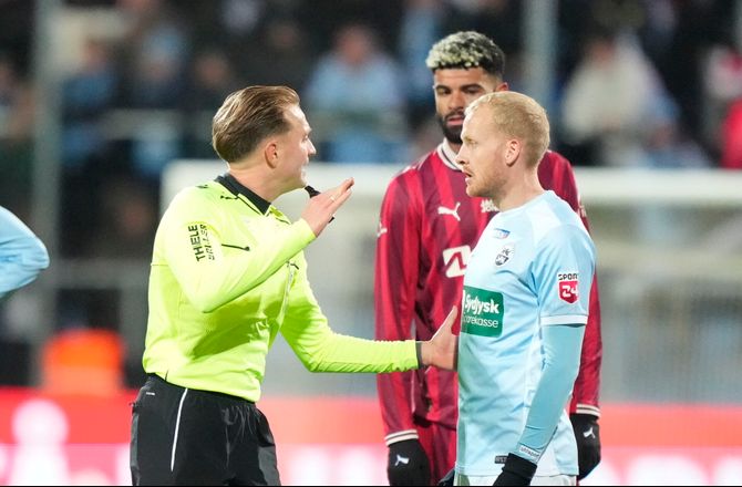 3F Superliga -Wæver begejstret for kontraktforlængelse