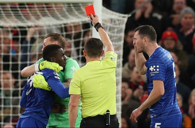 Premier League -Premier League forklarer absurd rødt kort