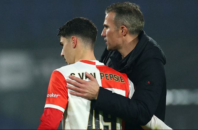 Æresdivisionen -Hæl og sakse: Van Persie strålede i Rotterdam-derby 