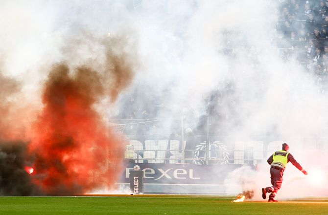 Op-/nedrykning til Allsvenskan -Skandaløse scener: Svensk playoffkamp afbrudt fire gange
