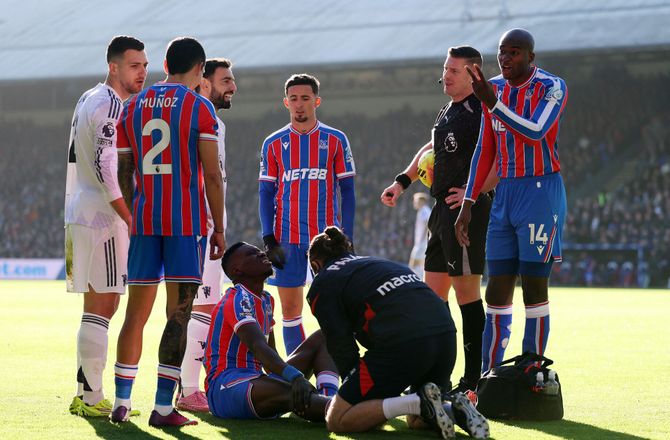 Premier League -Palace-stjerne på krykker efter nederlag til United
