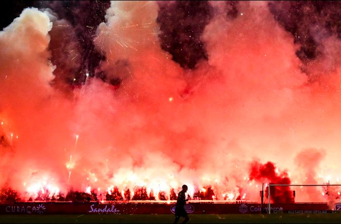 Æresdivisionen -Ajax raser: Fuldstændig skandaløst 