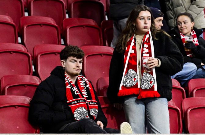 Æresdivisionen -Efter uroligheder: Ajax lukker dele af tribunen i De Klassieker
