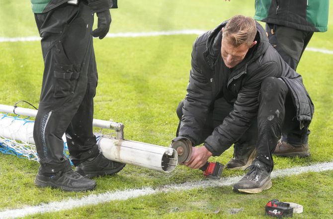 3F Superliga -Skøre billeder: Stolperne i Randers bliver skåret til