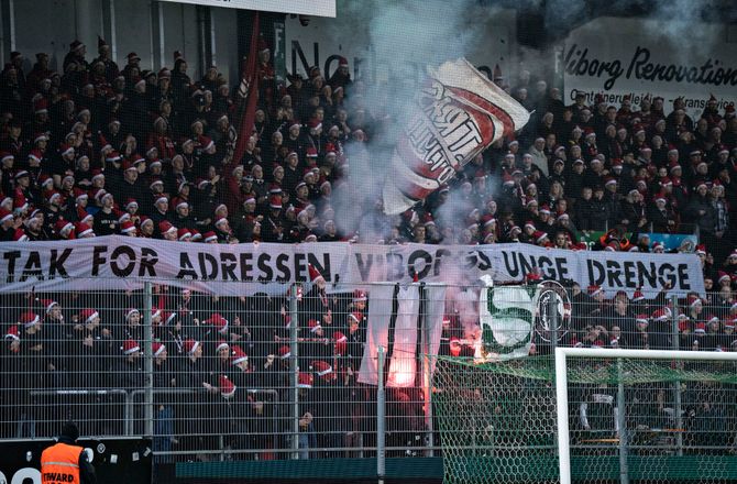 3F Superliga -FCM-fan slog vagt i ansigtet 