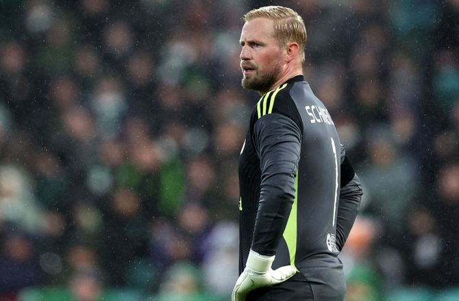 Premiership -Schmeichel og co. blev nedlagt af sen scoring