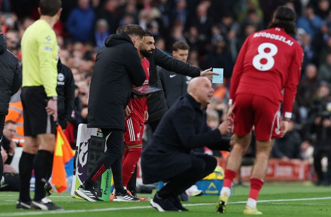 Premier League -Salah skiftet ind til stående klapsalver på Anfield