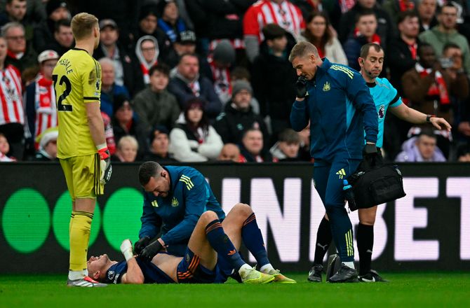 Premier League -Dan Burn ude i op til seks uger