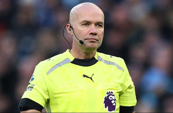 Premier League -Hvad foregår der? Dommer tager del i Chelsea-klynge
