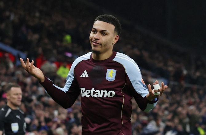 Premier League -Villa buldrer videre: Rogers skød United i sænk