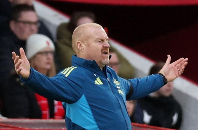 Premier League -Dyche afviser Tottenham-rygte: Jeg står og drikker øl