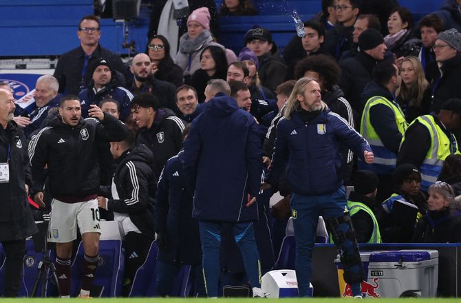 Premier League -Villa klager over flaskekast: Chelsea undersøger