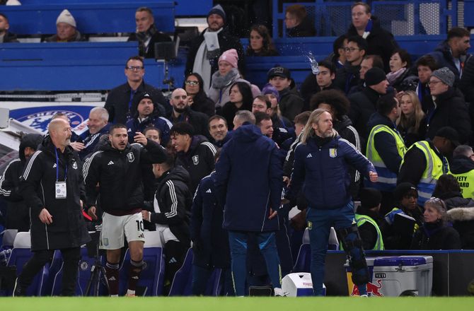 Premier League -FA sigter Chelsea efter flaskekast mod Villa-bænk