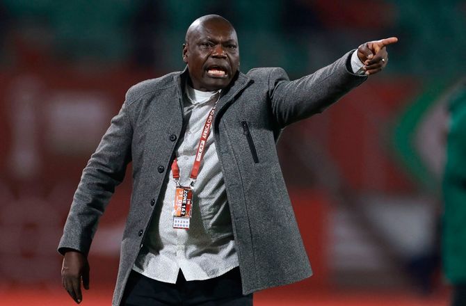 Africa Cup of Nations -Cameroun-chef med stikpille til fyret forgænger