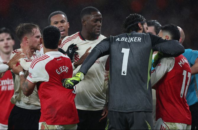 Premier League -Martinelli lægger sig fladt ned: Har skrevet undskyld