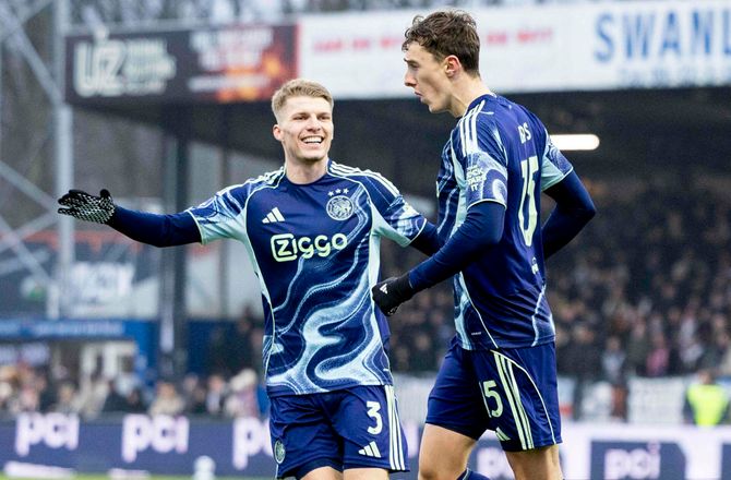 Æresdivisionen -Trods overtal: Ajax tæt på at smide tremålsføring