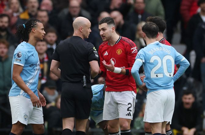 Premier League -Dalot slap for rødt: Dommerchef enig i beslutning