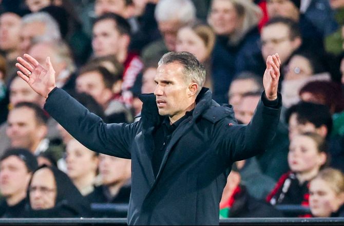 Æresdivisionen -Van Persie slår tilbage: Bannere og sure fans hjælper ikke